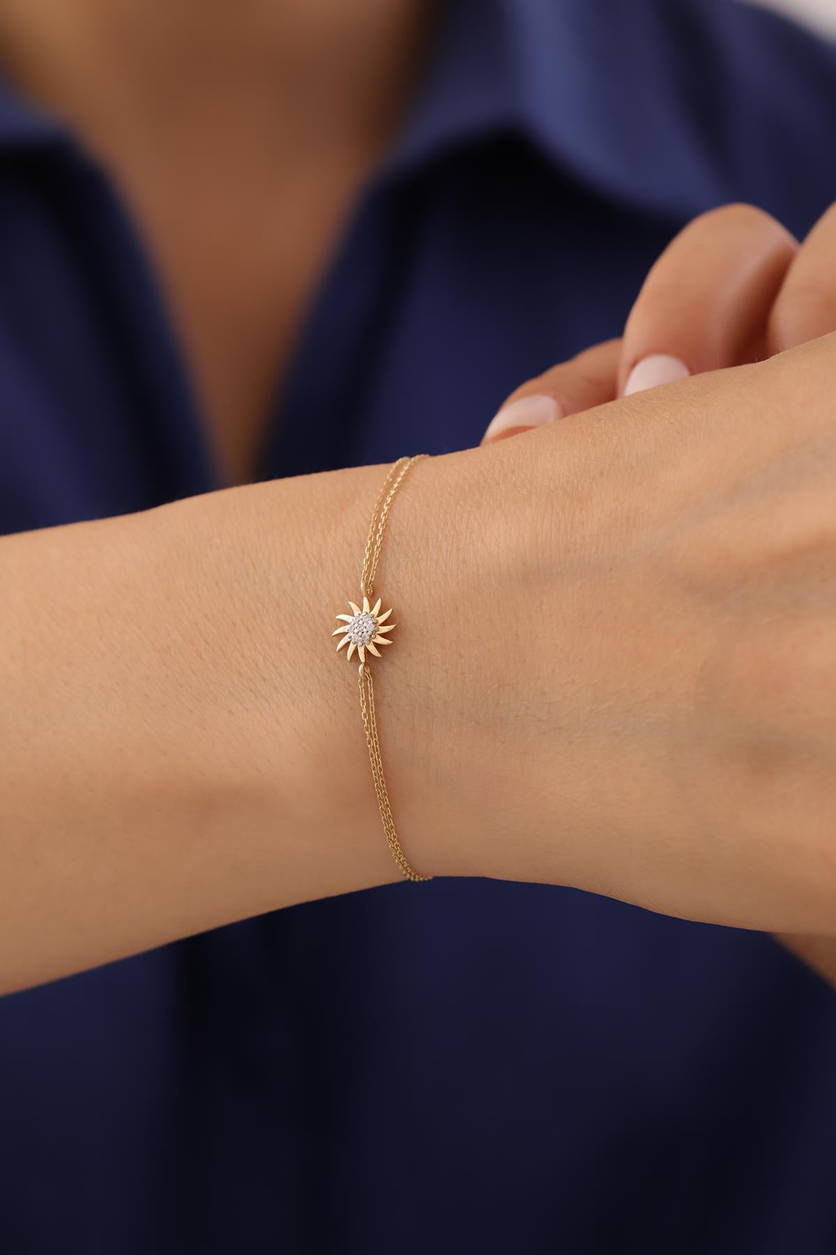 14k Gold Sun Charm Bracelet: Delicate Chain, Everyday Jewelry