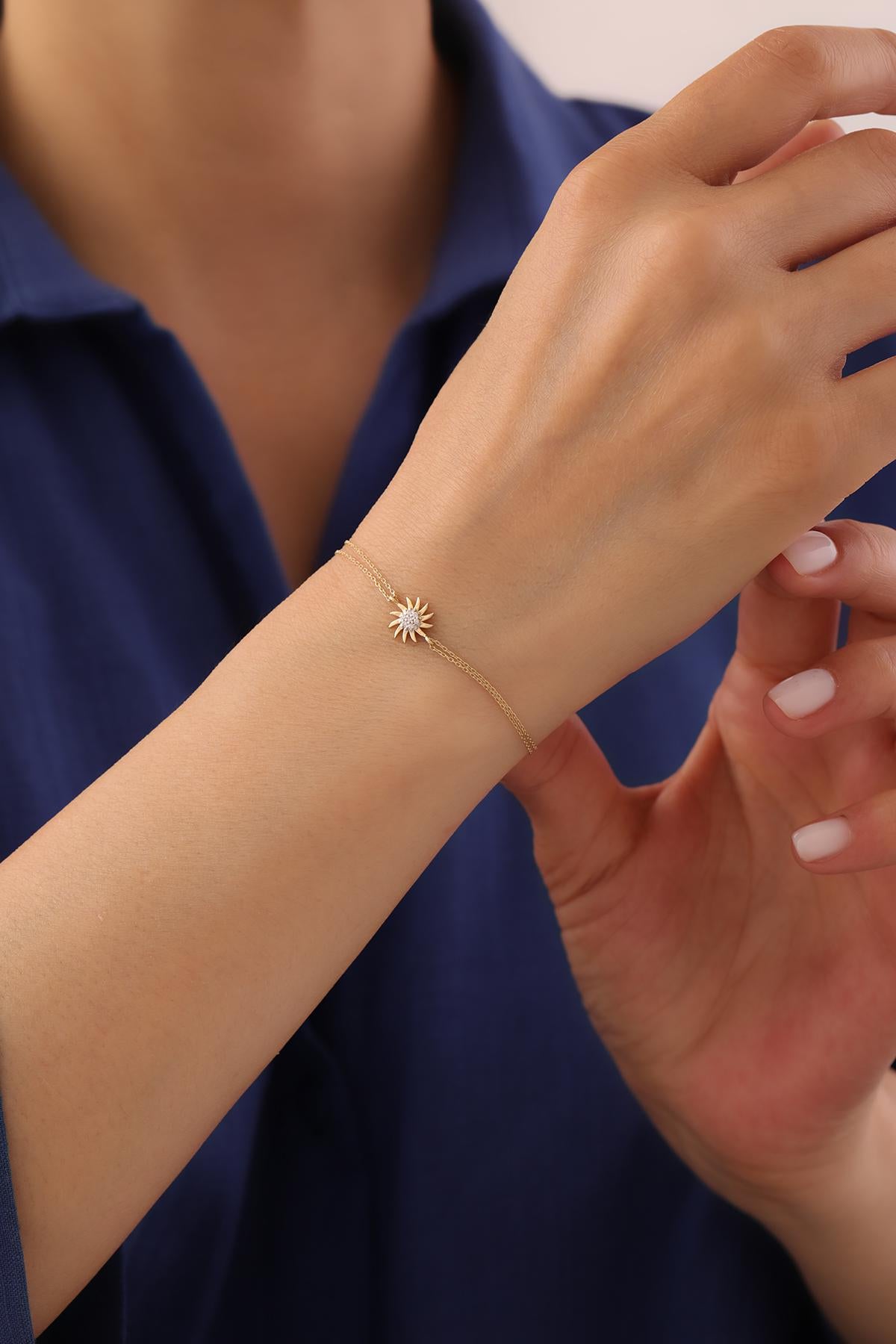 14k Gold Sun Charm Bracelet: Delicate Chain, Everyday Jewelry